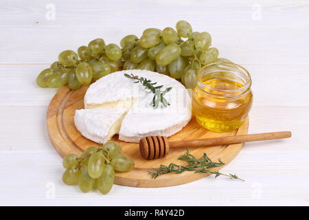 Camembert con miele e uva Foto Stock