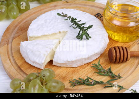 Camembert con miele e uva Foto Stock