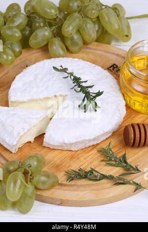 Camembert con miele e uva Foto Stock