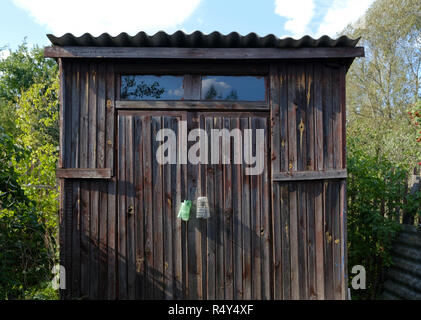Legno vecchio accessorio unità di abitazione in una casa estiva molto. In primo piano Foto Stock
