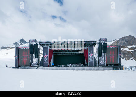 Ischgl, Austria - 30 Aprile 2018: fase gigante in paesaggi di alta montagna essendo preparato per la chiusura di concerti e di musica locale stelle Foto Stock