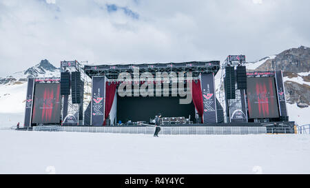 Ischgl, Austria - 30 Aprile 2018: fase gigante in paesaggi di alta montagna essendo build per la chiusura di concerti e di musica locale stelle Foto Stock