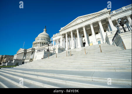 Ampia vista del vuoto passi fino al Campidoglio sotto il luminoso cielo blu in Washington, DC, Stati Uniti d'America Foto Stock