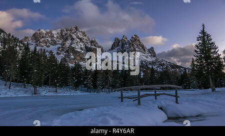 Magic alpine paesaggio invernale Foto Stock