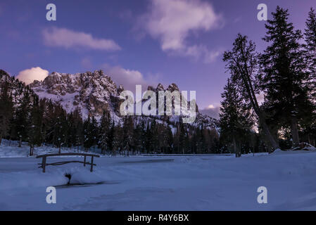 Luminosa notte in nevoso inverno nella valle alpine ski resort, il lago di Misurina vicino a Cortina d'Ampezzo, Italia Foto Stock