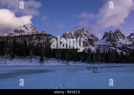 Bel tramonto in presenza di neve valle alpina, il lago di Misurina e Cadini montagne Gruppo, Italia Foto Stock