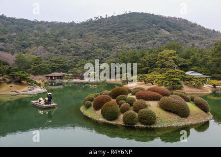 Ritsurin Koen in inverno, giro in barca sul laghetto, tradizionale giardino Giapponese, Takamatsu, Kagawa, Shikoku Giappone Foto Stock