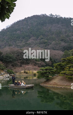 Ritsurin Koen in inverno, giro in barca sul laghetto, tradizionale giardino Giapponese, Takamatsu, Kagawa, Shikoku Giappone, tradizionale giardino Giapponese, Takam Foto Stock