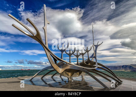 Sun Voyager (islandese: Sólfar) è una scultura da Jón Gunnar Árnason, situato accanto alla strada Saebraut in Reykjavík, Islanda. Foto Stock