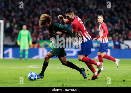 Atlético de Madrid è Victor Machin 'Vitolo' e come Monaco Han-Noah Massengo sono visto in azione durante la UEFA Champions League match tra Atlético de Madrid e Monaco a Wanda Metropolitano Stadium in Madrid. ( Il punteggio finale; Atletico Madrid 2:0 come monaco) Foto Stock