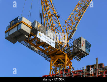 PONTYPRIDD, GALLES - Ottobre 2018: Close up della cabina e i contrappesi di una gru a torre su un sito a Pontypridd centro città. Foto Stock