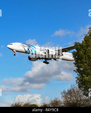 Londra, Inghilterra - Novembre 2018: Egyptair Boeing 777 jet attorno alla terra all'Aeroporto di Londra Heathrow. Foto Stock