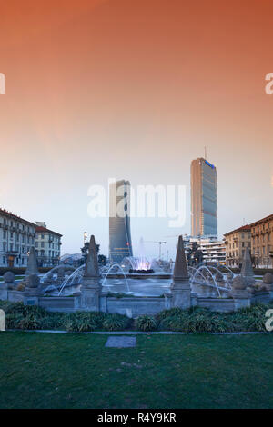 La moderna architettura del quartiere Citylife, da Giulio Cesare square, a Milano, Italia Foto Stock