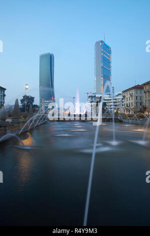 La moderna architettura del quartiere Citylife, da Giulio Cesare square, a Milano, Italia Foto Stock