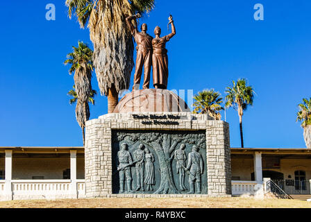 Genocide Memorial Statua di fronte al Museo Nazionale della Namibia e l'indipendenza Memorial Museum, Windhoek Foto Stock