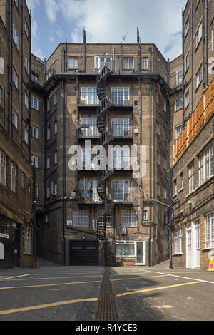 Spirale le scale antincendio nel cortile della Corte Harrowby complesso di appartamenti a Marylebone. Foto Stock