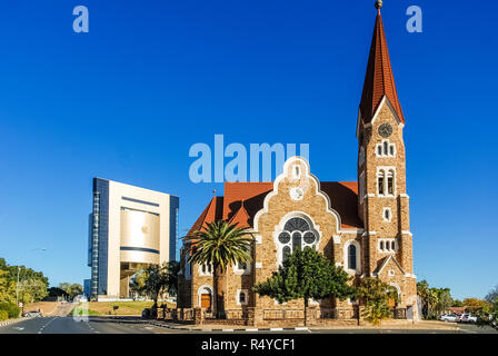 L'indipendenza Memorial Museum e la Chiesa di Cristo (o Christuskirche) è un punto di riferimento storico e Chiesa luterana a Windhoek, Namibia, Africa Foto Stock