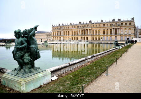 Vista del Palazzo di Versailles dal giardino su un giorno d'inverno. Bella Fontana e sculture ancora con acqua. Foto Stock