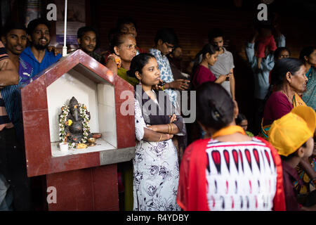 Hyderabad, India. 28 Nov, 2018. Le persone partecipano al roadshow di Chief Minister N Chandrababu Naidu e Presidente del Congresso Rahul Gandhi a Hyderabad, in India per il prossimo Telangana assemblea legislativa le elezioni che si terranno il 07 dicembre, 2018. Credito: Sanjay Borra/Alamy Live News Foto Stock