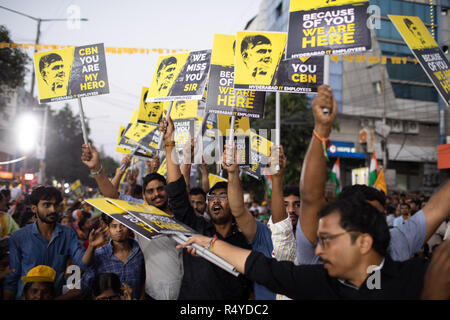 Hyderabad, India. 28 Nov, 2018. I sostenitori del Chief Minister N Chandrababu Naidu tenere cartelloni durante una riunione pubblica a Ameerpet a Hyderabad, in India per il prossimo Telangana assemblea legislativa le elezioni che si terranno il 07 dicembre, 2018. Credito: Sanjay Borra/Alamy Live News Foto Stock