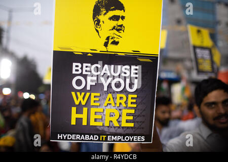 Hyderabad, India. 28 Nov, 2018. I sostenitori del Chief Minister N Chandrababu Naidu tenere cartelloni durante una riunione pubblica a Ameerpet a Hyderabad, in India per il prossimo Telangana assemblea legislativa le elezioni che si terranno il 07 dicembre, 2018. Credito: Sanjay Borra/Alamy Live News Foto Stock