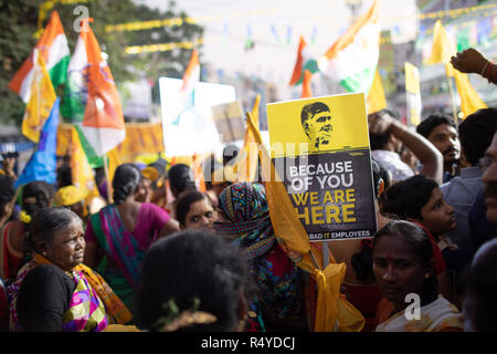 Hyderabad, India. 28 Nov, 2018. I sostenitori del Chief Minister N Chandrababu Naidu tenere cartelloni durante una riunione pubblica a Ameerpet a Hyderabad, in India per il prossimo Telangana assemblea legislativa le elezioni che si terranno il 07 dicembre, 2018. Credito: Sanjay Borra/Alamy Live News Foto Stock