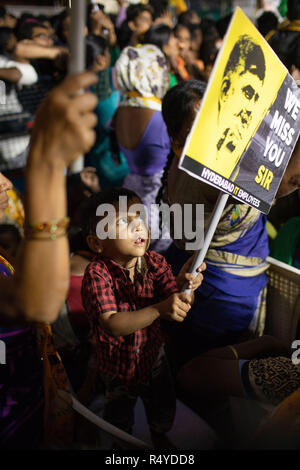 Hyderabad, India. 28 Nov, 2018. Un giovane ragazzo detiene una targhetta del Chief Minister N Chandrababu Naidu durante una riunione pubblica a Ameerpet a Hyderabad, in India per il prossimo Telangana assemblea legislativa le elezioni che si terranno il 07 dicembre, 2018. Credito: Sanjay Borra/Alamy Live News Foto Stock