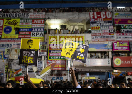 Hyderabad, India. 28 Nov, 2018. I sostenitori del Chief Minister N Chandrababu Naidu tenere cartelloni durante una riunione pubblica a Ameerpet a Hyderabad, in India per il prossimo Telangana assemblea legislativa le elezioni che si terranno il 07 dicembre, 2018. Credito: Sanjay Borra/Alamy Live News Foto Stock