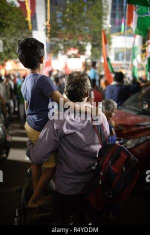 Hyderabad, India. 28 Nov, 2018. Un padre e figlio di guardare un misto pubblico riunione del Chief Minister N Chandrababu Naidu e Presidente del Congresso Rahul Gandhi a Hyderabad, in India per il prossimo Telangana assemblea legislativa le elezioni che si terranno il 07 dicembre, 2018. Credito: Sanjay Borra/Alamy Live News Foto Stock