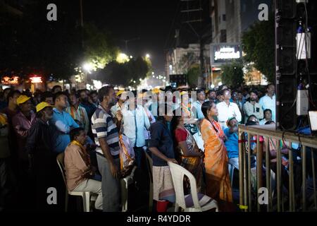 Hyderabad, India. 28 Nov, 2018. Le persone partecipano al roadshow di Chief Minister N Chandrababu Naidu e Presidente del Congresso Rahul Gandhi a Hyderabad, in India per il prossimo Telangana assemblea legislativa le elezioni che si terranno il 07 dicembre, 2018. Credito: Sanjay Borra/Alamy Live News Foto Stock