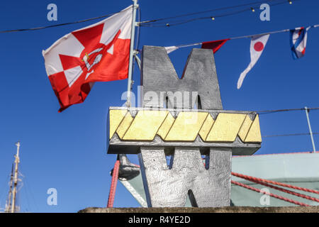 Gdynia, Polonia. 28 Nov 2018. Marina Polacca bandiera e MW (Marynarka Wojenna) il logo sono visti. Marina Polacca festeggia il centenario con defilade e navi militari mostrano nella Base Navale di Gdynia Credito: Max Ardulf/Alamy Live News Foto Stock