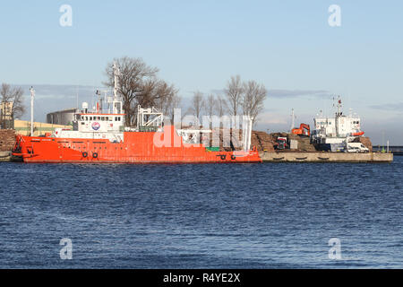 Gdynia, Polonia. 28 Nov 2018. Caricamento di legname al porto è visto. Marina Polacca festeggia il centenario con defilade e navi militari mostrano nella Base Navale di Gdynia Credito: Max Ardulf/Alamy Live News Foto Stock