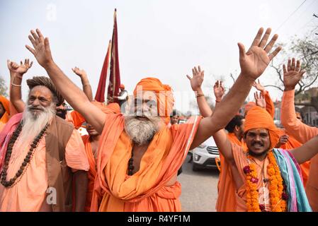 Di Allahabad, Uttar Pradesh, India. 28 Nov, 2018. Sadhus prendere parte a Nager Pravesh processione di Dashnam Juna Akhara avanti del Kumbh 2019 in Allahabad. Credito: Prabhat Kumar Verma/ZUMA filo/Alamy Live News Foto Stock