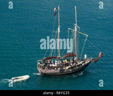 San Tommaso, Isole Vergini. 13 gen 2009. La goletta pirata "Ossa" porta i turisti lo snorkeling e visite a St Thomas negli Stati Uniti Isole Vergini. San Tommaso è uno dei più trafficati porti di scalo per navi da crociera nei Caraibi. Credito: Arnold Drapkin/ZUMA filo/Alamy Live News Foto Stock