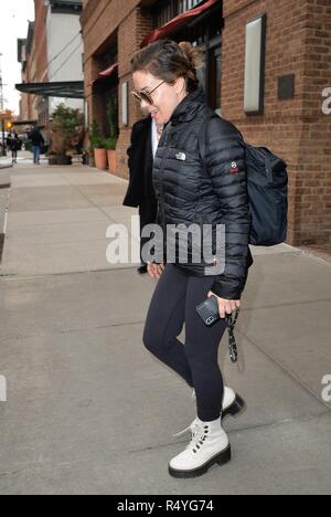 New York, NY, STATI UNITI D'AMERICA. 28 Nov, 2018. Alyssa Milano fuori e circa per celebrità Candids - MER, New York, NY Novembre 28, 2018. Credito: Kristin Callahan/Everett raccolta/Alamy Live News Foto Stock