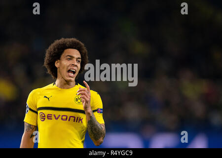 Dortmund, Germania. 28 Nov, 2018. Calcio: Champions League, Borussia Dortmund - FC Bruges, fase di gruppo, gruppo A, quinta giornata al Signal Iduna Park. Dortmund Axel Witsel gesti durante il gioco. Credito: Marius Becker/dpa/Alamy Live News Foto Stock