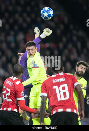 Eindhoven, Paesi Bassi. Il 28 novembre 2018. Clemente Lenglet (FC Barcelona) durante la UEFA Champions League, gruppo B partita di calcio tra PSV Eindhoven e FC Barcellona il 28 novembre 2018 al Philips Stadion di Eindhoven, Paesi Bassi Credito: Laurent Lairys/Agence Locevaphotos/Alamy Live News Foto Stock