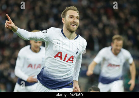 Londra, Regno Unito. 28 Nov, 2018. Tottenham Hotspur Christian Eriksen celebra il punteggio durante la UEFA Champions League Group B match tra Tottenham Hotspur e Inter allo Stadio di Wembley a Londra, in Gran Bretagna il 9 novembre 28, 2018. Tottenham Hotspur ha vinto 1-0. Credito: Tim Irlanda/Xinhua/Alamy Live News Foto Stock