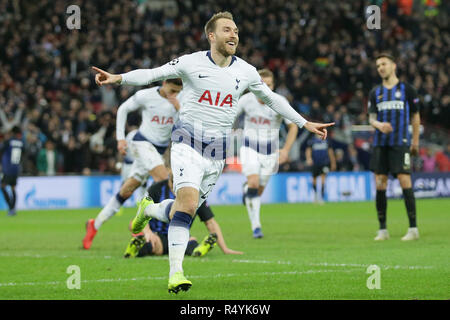 Londra, Regno Unito. 28 Nov, 2018. Tottenham Hotspur Christian Eriksen celebra il punteggio durante la UEFA Champions League Group B match tra Tottenham Hotspur e Inter allo Stadio di Wembley a Londra, in Gran Bretagna il 9 novembre 28, 2018. Tottenham Hotspur ha vinto 1-0. Credito: Tim Irlanda/Xinhua/Alamy Live News Foto Stock