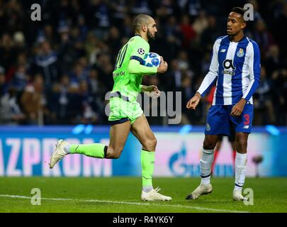 Spese di affrancatura, Portogallo. 28 Nov, 2018. firo: 28.11.2018, calcio, Champions League, stagione 2018/2019, fase di gruppo, FC Porto - Schalke 04 Nabil BENTALEB, Schalke dopo obiettivo, pena obiettivo | Utilizzo di credito in tutto il mondo: dpa/Alamy Live News Foto Stock