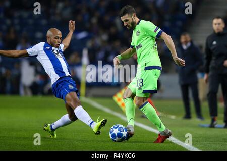 Spese di affrancatura, Portogallo. 28 Nov, 2018. firo: 28.11.2018, calcio, Champions League, stagione 2018/2019, fase di gruppo, FC Porto - Schalke 04 duelli Daniel Caligiuri di FC Schalke 04 (R) con vies Yacine Brahimi | Utilizzo di credito in tutto il mondo: dpa/Alamy Live News Foto Stock