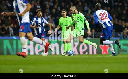 Spese di affrancatura, Portogallo. 28 Nov, 2018. firo: 28.11.2018, calcio, Champions League, stagione 2018/2019, fase di gruppo, FC Porto - Schalke 04 duelli Nabil Bentaleb | Utilizzo di credito in tutto il mondo: dpa/Alamy Live News Foto Stock