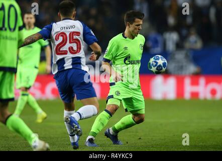 Spese di affrancatura, Portogallo. 28 Nov, 2018. firo: 28.11.2018, calcio, Champions League, stagione 2018/2019, fase di gruppo, FC Porto - Schalke 04 duelli Yevhen Konoplyanka o | Utilizzo di credito in tutto il mondo: dpa/Alamy Live News Foto Stock