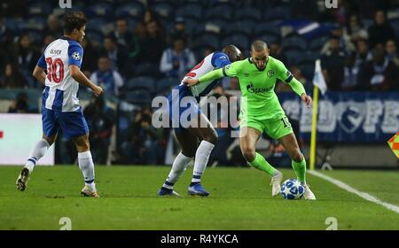 Spese di affrancatura, Portogallo. 28 Nov, 2018. firo: 28.11.2018, calcio, Champions League, stagione 2018/2019, fase di gruppo, FC Porto - Schalke 04 duelli Nabil Bentaleb di FC Schalke 04 (R) il sistema VIES con Danilo Pereira di FC Porto (R) | utilizzo del credito in tutto il mondo: dpa/Alamy Live News Foto Stock