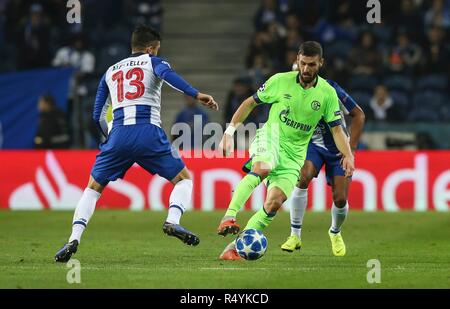 Spese di affrancatura, Portogallo. 28 Nov, 2018. firo: 28.11.2018, calcio, Champions League, stagione 2018/2019, fase di gruppo, FC Porto - Schalke 04 duelli Daniel Caligiuri di FC Schalke 04 (R) il sistema VIES con Alex Telles di FC Porto (L) f | Utilizzo di credito in tutto il mondo: dpa/Alamy Live News Foto Stock