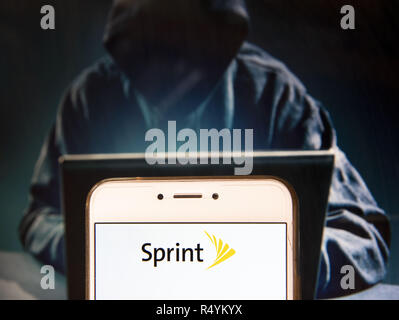 Hong Kong, Cina. 23 Nov, 2018. American telecommunications company fornisce servizi di wireless internet service provider logo Sprint è visto su un androide dispositivo mobile con una figura di hacker in background. Credito: Miguel Candela/SOPA Immagini/ZUMA filo/Alamy Live News Foto Stock