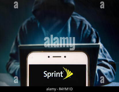 Hong Kong, Cina. 23 Nov, 2018. American telecommunications company fornisce servizi di wireless internet service provider logo Sprint è visto su un androide dispositivo mobile con una figura di hacker in background. Credito: Miguel Candela/SOPA Immagini/ZUMA filo/Alamy Live News Foto Stock