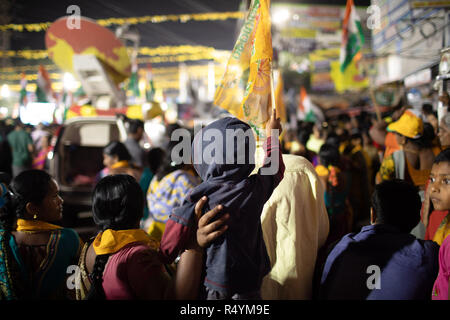 Hyderabad, India.28 Novembre,2018. Un bambino tiene una bandiera di partito di Telugu Desam Party durante un road show di Andhra Pradesh Chief Minister N Chandrababu Naidu e Presidente del Congresso Rahul Gandhi in Hyderabad, India per il prossimo Telangana assemblea legislativa le elezioni che si terranno il 07 dicembre,2018.Credit: Sanjay Borra/Alamy Live News Foto Stock