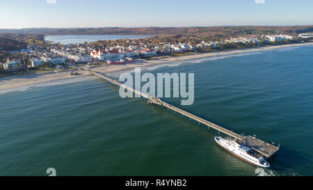 Binz, Germania. 28 Nov, 2018. Turisti visitano il molo nella località balneare. (Foto aeree con un drone). Credito: Stefan Sauer/dpa/Alamy Live News Foto Stock