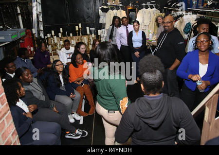 James Monroe Iglehart con gli studenti durante la Fondazione Rockefeller e il Gilder Lehrman Institute of American History sponsorizzato studente di scuola superiore #eduHam matinée prestazioni di 'Hamilton' Q & A al Richard Rodgers Theatre nel novembre 28, 2018 a New York City. Credito: Walter McBrde/MediaPunch Foto Stock